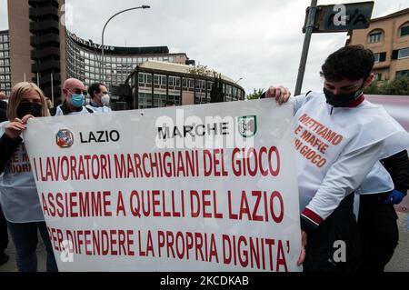 Travailleurs et entrepreneurs dans le secteur du jeu public protestent avec un siège devant le Conseil régional du Latium à Rome, Italie, sur 29 avril 2021 pour empêcher l'entrée en vigueur de la loi régionale, qui prévoit une rétroactivité qui conduira en fait à l'expulsion des jeux publics de presque tout le territoire régional. Ils appellent également à la fermeture des activités depuis le début de la pandémie de Covid -19. (Photo par Andrea Ronchini/NurPhoto) Banque D'Images