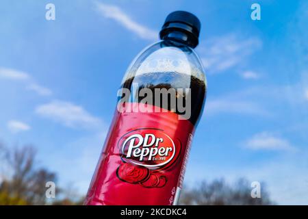 La boisson classique du Dr Pepper dans une bouteille en plastique est vue sur cette photo d'illustration prise à Cracovie, en Pologne, sur 29 avril 2021. (Photo de Beata Zawrzel/NurPhoto) Banque D'Images