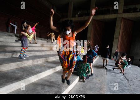 Les danseurs participent à une représentation des médias sociaux à l'occasion de la Journée internationale de la danse au siège de la Compagnie nationale de danse, au milieu de la pandémie Covid-19 dans le secteur de Caño Amarillo à Caracas, au Venezuela, sur 29 avril 2021. (Photo par Javier Campos/NurPhoto) Banque D'Images