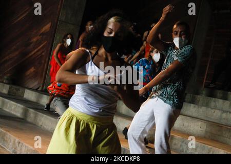 Les danseurs participent à une représentation des médias sociaux à l'occasion de la Journée internationale de la danse au siège de la Compagnie nationale de danse, au milieu de la pandémie Covid-19 dans le secteur de Caño Amarillo à Caracas, au Venezuela, sur 29 avril 2021. (Photo par Javier Campos/NurPhoto) Banque D'Images