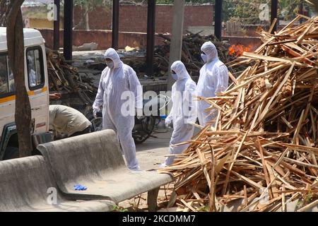 Des parents arrivent pour la crémation de la victime de COVID-19 à Adarsh Nagar Moksha Dham , dans le cadre d'une poussée dans les cas de coronavirus , à Jaipur,Rajasthan, Inde, vendredi,30 avril,2021. (Photo de Vishal Bhatnagar/NurPhoto) Banque D'Images