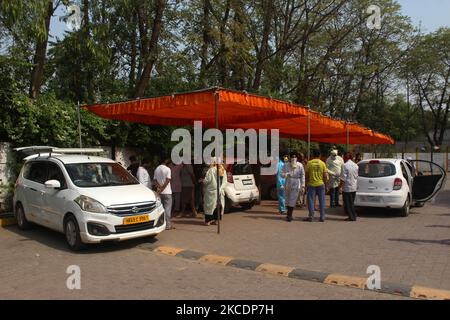 Les patients souffrant d'une difficulté respiratoire due à la maladie du coronavirus (COVID-19), reçoit gratuitement un soutien en oxygène à l'extérieur d'un Gurudwara (temple sikh) à New Delhi, Inde sur 1 mai 2021. Samedi, l'Inde a signalé pour la première fois plus de 4,00,000 cas de Covid-19 frais, alors que le chiffre a dépassé les 19 millions, selon les données du ministère de la Santé de l'Union. (Photo de Mayank Makhija/NurPhoto) Banque D'Images