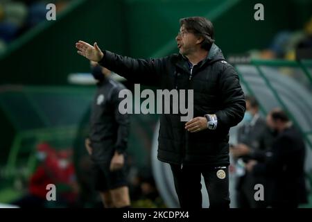 Manuel Machado, entraîneur-chef de CD Nacional, gestes lors du match de football de la Ligue portugaise entre le Sporting CP et le CD Nacional au stade José Alvalade à Lisbonne, Portugal sur 1 mai 2021. (Photo par Pedro Fiúza/NurPhoto) Banque D'Images