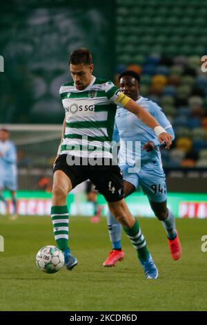 Sebastián Coates défenseur de Sporting CP en action pendant le match de Ligue nos entre Sporting CP et CD Nacional à Estádio José Alvalade sur 1 mai 2021 à Lisbonne, Portugal. (Photo de Valter Gouveia/NurPhoto) Banque D'Images