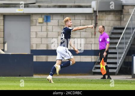 Billy Mitchell, de Millwall, célèbre le troisième but de son équipe lors du match du championnat Sky Bet entre Millwall et Bristol City à la Den, Londres, le samedi 1st mai 2021. (Photo par Ivan Yordonov/MI News/NurPhoto) Banque D'Images