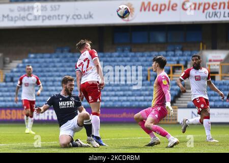 Tom Bradshaw de Millwall bataille pour possession avec Tomas Kalas de Bristol City et Max Oleary de Bristol City lors du match de championnat Sky Bet entre Millwall et Bristol City à la Den, Londres, le samedi 1st mai 2021. (Photo par Ivan Yordonov/MI News/NurPhoto) Banque D'Images