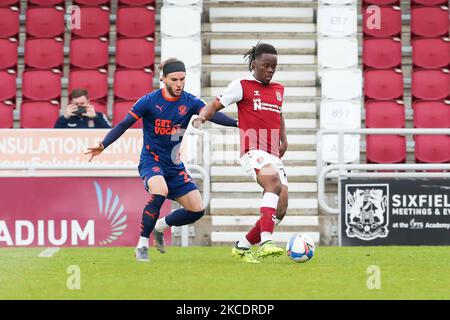 Peter Kioso de Northampton Town est défié par Luke Garbutt de Blackpool lors de la deuxième moitié du match de la Sky Bet League One entre Northampton Town et Blackpool au PTS Academy Stadium, Northampton, le samedi 1st mai 2021. (Photo de John Cripps/MI News/NurPhoto) Banque D'Images