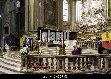 Un moment de la cérémonie de la traduction des reliques de Saint-Gennaro pour célébrer l'anniversaire du premier miracle de l'année du Saint, un événement célébré par le nouvel archevêque de Naples Domenico Battaglia, à la cathédrale de Naples, sur 1 mai 2021. C'est la deuxième fois consécutive que le miracle du Saint patron de Naples San Gennaro ne se produit pas, auparavant c'était en décembre 2020. (Photo de Manuel Dorati/NurPhoto) Banque D'Images