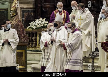 Un moment de la cérémonie de la traduction des reliques de Saint-Gennaro pour célébrer l'anniversaire du premier miracle de l'année du Saint, un événement célébré par le nouvel archevêque de Naples Domenico Battaglia, à la cathédrale de Naples, sur 1 mai 2021. C'est la deuxième fois consécutive que le miracle du Saint patron de Naples San Gennaro ne se produit pas, auparavant c'était en décembre 2020. (Photo de Manuel Dorati/NurPhoto) Banque D'Images