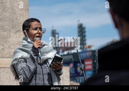 Iman Saleh, un organisateur du mouvement de libération yéménite, parle de la crise des droits de l'homme au Yémen à 1 mai 2021 alors que les activistes de Détroit ont organisé de multiples événements pour les manifestations du jour de mai pour exprimer des frustrations sur les questions de droits des travailleurs et les injustices sociales au pays et à l'étranger, Plus tard, se joignant à un autre rassemblement et mars appelant à la justice pour Ma’Khia Bryant, une femme noire de 16 ans tuée par la police à Columbus, Ohio. (Photo par Adam J. Dewey/NurPhoto) Banque D'Images