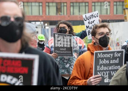 À 1 mai 2021, les militants de Détroit ont organisé de multiples événements pour les manifestations du jour de mai afin d’exprimer leurs frustrations sur les questions de droits des travailleurs et les injustices sociales au pays et à l’étranger, se joignant plus tard à un rassemblement séparé et à une marche appelant à la justice pour Ma’Khia Bryant, Une femme noire de 16 ans a été tuée par la police à Columbus, Ohio. (Photo par Adam J. Dewey/NurPhoto) Banque D'Images