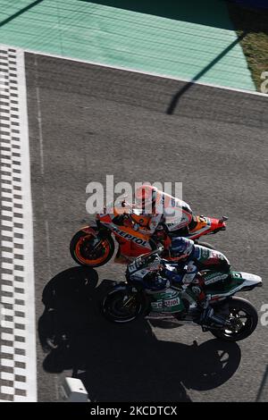 Marc Marquez (93) d'Espagne et Repsol Honda Team et Alex Marquez (73) d'Espagne et LCR Honda Castrol lors de la course de Gran Premio Red Bull de España à Circuito de Jerez - Angel Nieto sur 2 mai 2021 à Jerez de la Frontera, Espagne. (Photo de Jose Breton/Pics action/NurPhoto) Banque D'Images