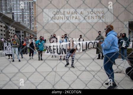 À 1 mai 2021, les militants de Détroit ont organisé de multiples événements pour les manifestations du jour de mai afin d’exprimer leurs frustrations sur les questions de droits des travailleurs et les injustices sociales au pays et à l’étranger, se joignant plus tard à un rassemblement séparé et à une marche appelant à la justice pour Ma’Khia Bryant, Une femme noire de 16 ans a été tuée par la police à Columbus, Ohio. (Photo par Adam J. Dewey/NurPhoto) Banque D'Images