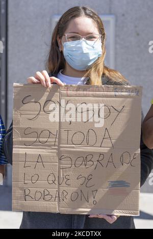 Les jeunes de la population colombienne de l'Espagne manifestent pour la réforme fiscale de la colvia, qui force les jeunes à payer plus d'impôts en Colombie, à la Puerta del sol à Madrid, en Espagne, sur 2 mai 2021. (Photo par Oscar Gonzalez/NurPhoto) Banque D'Images