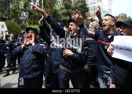 Les membres du mouvement algérien de protection civile se sont orientés vers le siège du service dans la capitale Alger, sur 2 mai 2021, pour protester contre le détenu par la police de leur représentant lors d'une précédente manifestation exigeant de meilleures conditions de travail (photo de Billal Bensalem/NurPhoto) Banque D'Images