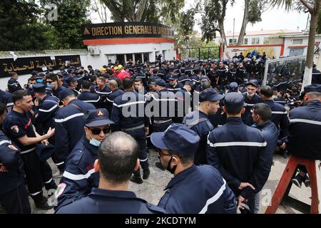 Les membres du mouvement algérien de protection civile se sont orientés vers le siège du service dans la capitale Alger, sur 2 mai 2021, pour protester contre le détenu par la police de leur représentant lors d'une précédente manifestation exigeant de meilleures conditions de travail (photo de Billal Bensalem/NurPhoto) Banque D'Images