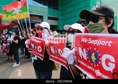 Plus d'un millier de Birmans ont des portraits d'Aung San Suu Kyi, un hommage à trois fingered, brandis les drapeaux du Myanmar et chantent des slogans près de la construction de Taipei 101 lors d'une manifestation contre le coup d'État militaire et la dictature en cours au Myanmar, à Taipei, Taiwan, le 2 mai 2021. Le groupe appelle à une plus grande attention de la communauté internationale, y compris des pays de l'ANASE, à la situation et à se tenir en solidarité avec les manifestants pro-démocratie. (Photo de CEng Shou Yi/NurPhoto) Banque D'Images