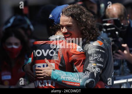 Francesco Bagnaia (63) d'Italie et Ducati Lenovo Team Ducati et Franco Morbidelli (21) d'Italie et Petronas Yamaha SRT se salue lors de la course de Gran Premio Red Bull de España à Circuito de Jerez - Angel Nieto sur 2 mai 2021 à Jerez de la Frontera, Espagne. (Photo de Jose Breton/Pics action/NurPhoto) Banque D'Images