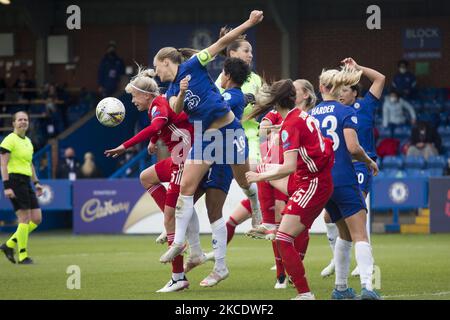 Hanna Glas (Bayern Munich) et Magdalena Eriksson (Chelsea FC) se battent pour le bal lors de la rencontre de la Ligue des champions de l'UEFA 2020-21 entre Chelsea FC et Bayern Munich à Kingsmeadow. (Photo de Federico Guerra Moran/NurPhoto) Banque D'Images