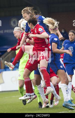 Hanna Glas (Bayern Munich) et Millie Bright (Chelsea FC) se battent pour le bal lors de la rencontre de l’UEFA Women’s Champions League 2020-21 entre Chelsea FC et Bayern Munich à Kingsmeadow. (Photo de Federico Guerra Moran/NurPhoto) Banque D'Images