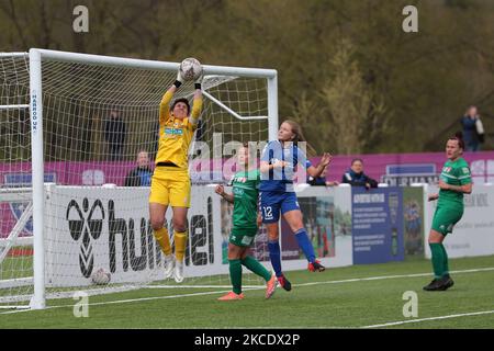 Sue WOOD de Coventry United revendique une croix lors du match de championnat féminin FA entre Durham Women FC et Coventry United au château de Maiden, à Durham City, en Angleterre, le 2nd mai 2021. (Photo de Mark Fletcher/MI News/NurPhoto) Banque D'Images