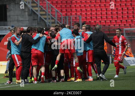 Andrea Barberis de l'AC Monza fêtez le but avec les coéquipiers pendant le match de la série B entre l'AC Monza et la Conférence américaine au Stadio Brianteo sur 04 mai 2021 à Monza, Italie (photo de Mairo Cinquetti/NurPhoto) Banque D'Images