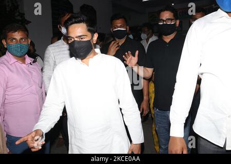 Abhishek Banerjee MP et Nefew de Mamata Banerjee avec Prashant Kishor , stratège politique indien arrivent TMC bhawan et se joignent à la réunion du parti TMC avec les nouveaux candidats à l'élection de l'Assemblée législative du Bengale occidental, à Kolkata sur 03 mai,2021. (Photo de Debajyoti Chakraborty/NurPhoto) Banque D'Images