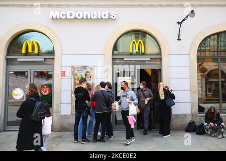 Les gens attendent devant le restaurant McDonalds qui est ouvert pour emporter seulement pendant la pandémie du coronavirus à Cracovie, en Pologne, sur 4 mai 2021. (Photo de Beata Zawrzel/NurPhoto) Banque D'Images