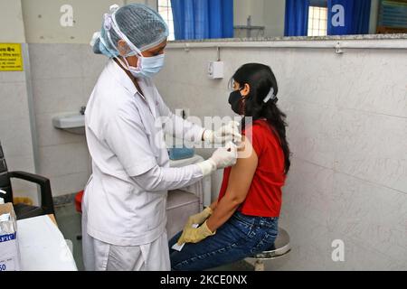 Un jeune bénéficiaire reçoit la première dose du vaccin COVID-19 à Govt. Hôpital Sethi Colony, à Jaipur, Rajasthan, Inde, on 04 mai, 2021. (Photo de Vishal Bhatnagar/NurPhoto) Banque D'Images