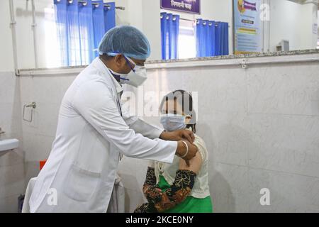 Un jeune bénéficiaire reçoit la première dose du vaccin COVID-19 à Govt. Hôpital Sethi Colony, à Jaipur, Rajasthan, Inde, on 04 mai, 2021. (Photo de Vishal Bhatnagar/NurPhoto) Banque D'Images