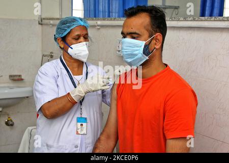 Un jeune bénéficiaire reçoit la première dose du vaccin COVID-19 à Govt. Hôpital Sethi Colony, à Jaipur, Rajasthan, Inde, on 04 mai, 2021. (Photo de Vishal Bhatnagar/NurPhoto) Banque D'Images