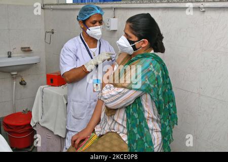 Un jeune bénéficiaire reçoit la première dose du vaccin COVID-19 à Govt. Hôpital Sethi Colony, à Jaipur, Rajasthan, Inde, on 04 mai, 2021. (Photo de Vishal Bhatnagar/NurPhoto) Banque D'Images