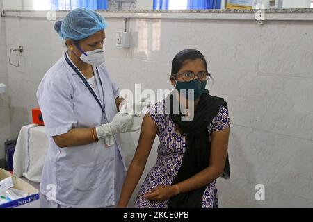 Un jeune bénéficiaire reçoit la première dose du vaccin COVID-19 à Govt. Hôpital Sethi Colony, à Jaipur, Rajasthan, Inde, on 04 mai, 2021. (Photo de Vishal Bhatnagar/NurPhoto) Banque D'Images