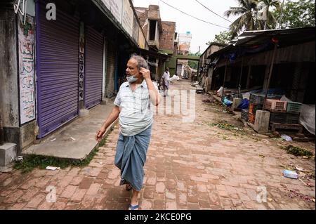 En raison de la fermeture de la boutique, il y a moins de personnes sur le marché à Tehatta, Bengale-Occidental, Inde le 04 mai 2021, mais la plupart d'entre eux ne portent pas correctement des masques. Le gouvernement du Bengale occidental a annoncé un shutdown partiel. Pendant le confinement, les centres commerciaux, les restaurants et d'autres établissements non essentiels resteront fermés. Chaque jour, les marchés resteront ouverts de 7 h 00 à 10 h 00 et de 3 h 00 à 5 h 00. En outre, le gouvernement a interdit tous les rassemblements sociaux, culturels, universitaires et de divertissement. Les épiceries et les pharmacies sont exemptées. (Photo de Soumyabrata Roy/NurPhoto) Banque D'Images