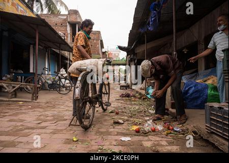 En raison de la fermeture de la boutique, il y a moins de personnes sur le marché à Tehatta, Bengale-Occidental, Inde le 04 mai 2021, mais la plupart d'entre eux ne portent pas correctement des masques. Le gouvernement du Bengale occidental a annoncé un shutdown partiel. Pendant le confinement, les centres commerciaux, les restaurants et d'autres établissements non essentiels resteront fermés. Chaque jour, les marchés resteront ouverts de 7 h 00 à 10 h 00 et de 3 h 00 à 5 h 00. En outre, le gouvernement a interdit tous les rassemblements sociaux, culturels, universitaires et de divertissement. Les épiceries et les pharmacies sont exemptées. (Photo de Soumyabrata Roy/NurPhoto) Banque D'Images