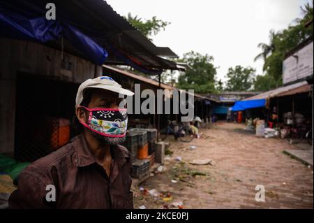 En raison de la fermeture de la boutique, il y a moins de personnes sur le marché à Tehatta, Bengale-Occidental, Inde le 04 mai 2021, mais la plupart d'entre eux ne portent pas correctement des masques. Le gouvernement du Bengale occidental a annoncé un shutdown partiel. Pendant le confinement, les centres commerciaux, les restaurants et d'autres établissements non essentiels resteront fermés. Chaque jour, les marchés resteront ouverts de 7 h 00 à 10 h 00 et de 3 h 00 à 5 h 00. En outre, le gouvernement a interdit tous les rassemblements sociaux, culturels, universitaires et de divertissement. Les épiceries et les pharmacies sont exemptées. (Photo de Soumyabrata Roy/NurPhoto) Banque D'Images