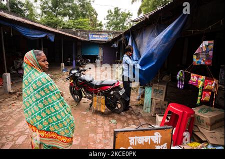 En raison de la fermeture de la boutique, il y a moins de personnes sur le marché à Tehatta, Bengale-Occidental, Inde le 04 mai 2021, mais la plupart d'entre eux ne portent pas correctement des masques. Le gouvernement du Bengale occidental a annoncé un shutdown partiel. Pendant le confinement, les centres commerciaux, les restaurants et d'autres établissements non essentiels resteront fermés. Chaque jour, les marchés resteront ouverts de 7 h 00 à 10 h 00 et de 3 h 00 à 5 h 00. En outre, le gouvernement a interdit tous les rassemblements sociaux, culturels, universitaires et de divertissement. Les épiceries et les pharmacies sont exemptées. (Photo de Soumyabrata Roy/NurPhoto) Banque D'Images