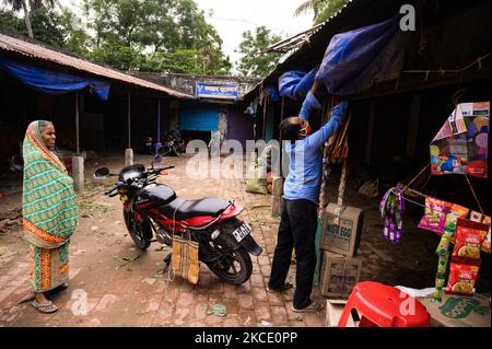 En raison de la fermeture de la boutique, il y a moins de personnes sur le marché à Tehatta, Bengale-Occidental, Inde le 04 mai 2021, mais la plupart d'entre eux ne portent pas correctement des masques. Le gouvernement du Bengale occidental a annoncé un shutdown partiel. Pendant le confinement, les centres commerciaux, les restaurants et d'autres établissements non essentiels resteront fermés. Chaque jour, les marchés resteront ouverts de 7 h 00 à 10 h 00 et de 3 h 00 à 5 h 00. En outre, le gouvernement a interdit tous les rassemblements sociaux, culturels, universitaires et de divertissement. Les épiceries et les pharmacies sont exemptées. (Photo de Soumyabrata Roy/NurPhoto) Banque D'Images