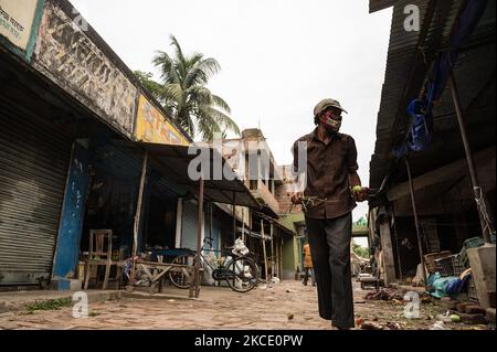 En raison de la fermeture de la boutique, il y a moins de personnes sur le marché à Tehatta, Bengale-Occidental, Inde le 04 mai 2021, mais la plupart d'entre eux ne portent pas correctement des masques. Le gouvernement du Bengale occidental a annoncé un shutdown partiel. Pendant le confinement, les centres commerciaux, les restaurants et d'autres établissements non essentiels resteront fermés. Chaque jour, les marchés resteront ouverts de 7 h 00 à 10 h 00 et de 3 h 00 à 5 h 00. En outre, le gouvernement a interdit tous les rassemblements sociaux, culturels, universitaires et de divertissement. Les épiceries et les pharmacies sont exemptées. (Photo de Soumyabrata Roy/NurPhoto) Banque D'Images