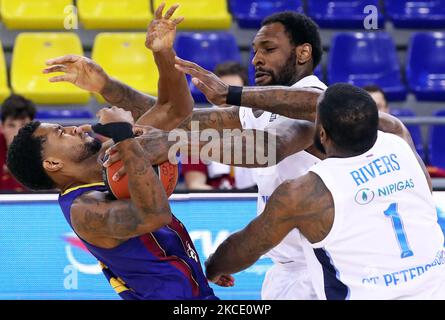 Cory Higgins et Tarik Black pendant le match entre le FC Barcelone et BC Zenit Saint Petersbourg, correspondant au match de 5th de la finale 1/4 de l'Euroligue, joué au Palau Blaugrana, le 04th mai 2021, à Barcelone, Espagne. (Photo de Joan Valls/Urbanandsport/NurPhoto) Banque D'Images