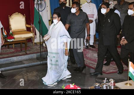 Le chef du Congrès de Trinamool, Mamata Banerjee, arrive au cours de sa cérémonie d'assermentation pour prêter serment en tant que ministre en chef du Bengale occidental pour les 3rd fois consécutives à la Chambre du Gouverneur le 05 mai 2021 à Kolkata, en Inde. (Photo de Debajyoti Chakraborty/NurPhoto) Banque D'Images