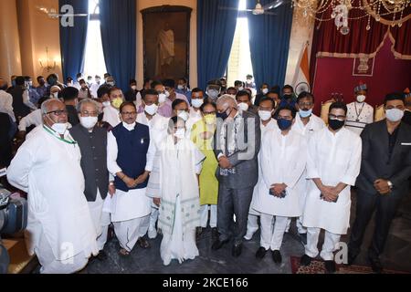 Le gouverneur du Bengale occidental Jagdeep Dhankar avec Mamata Banerjee, le ministre en chef du Bengale occidental, Prashant Kishor, stratège politique indien, Abhishak Banerjee, le neveu de Mamata Banerjee, TMC Leders Sudip Banerjee, Sougata Roy, Firad Hakim, Aroop Biswas, Subrata Banerjee, le chef de la cérémonie, prend la photo de l'acteur de Mukhere-Dejuré, lors de la séance de la cérémonie de Mukra Bengale pour la 3rd fois consécutivement à la Chambre du Gouverneur sur 05 mai,2021 à Kolkata, Inde. (Photo de Debajyoti Chakraborty/NurPhoto) Banque D'Images