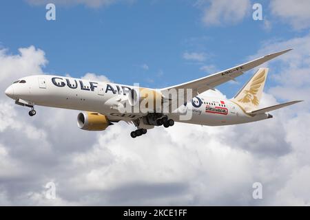 Un Boeing 787 de Gulf Air débarque à l'aéroport de Londres Heathrow, Hounslow, en Angleterre, le mercredi 4th mai 2021. (Photo de Roert Smith/MI News/NurPhoto) Banque D'Images