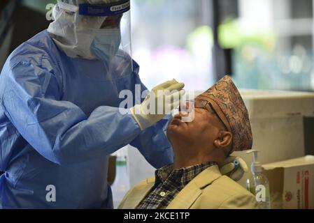 Un personnel de santé népalais recueille un échantillon d'écouvillonnage nasal de Madhav Kumar, faction dirigée par le Népal du CPN-UML au pouvoir, pour un test PCR du coronavirus en tant que Premier ministre, afin de demander un vote de confiance demandé mercredi par le Président Bidya Devi Bhandari au Parlement fédéral, à Katmandou, au Népal, à 05 mai 2021. (Photo de Narayan Maharajan/NurPhoto) Banque D'Images