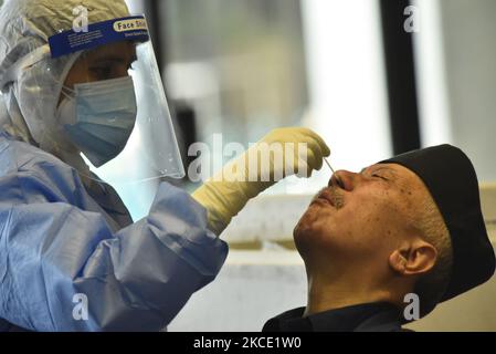 Un personnel de santé népalais recueille un échantillon d'écouvillonnage nasal de l'ancien président de l'Assemblée constituante du Népal, Subash Chandra Nembang pour un test PCR du coronavirus en tant que Premier ministre pour demander un vote de confiance demandé mercredi par le Président Bidya Devi Bhandari au Parlement fédéral, Katmandou, Népal, 05 mai 2021. (Photo de Narayan Maharajan/NurPhoto) Banque D'Images