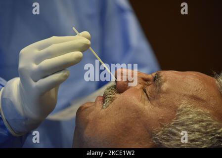 Un personnel de santé népalais recueille un échantillon d'écouvillonnage nasal du législateur Surendra Pandey pour un test de PCR du coronavirus en tant que Premier ministre afin de demander un vote de confiance demandé mercredi par le président Bidya Devi Bhandari au Parlement fédéral, à Katmandou, au Népal, à 05 mai 2021. (Photo de Narayan Maharajan/NurPhoto) Banque D'Images