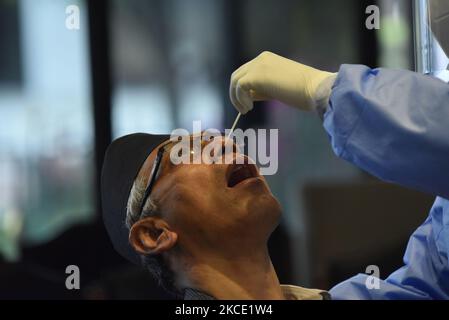 Un personnel de santé népalais recueille un échantillon d'écouvillonnage nasal du législateur Prem Suwal pour un test de PCR du coronavirus en tant que Premier ministre afin de demander un vote de confiance demandé mercredi par le président Bidya Devi Bhandari au Parlement fédéral, à Katmandou, au Népal, à 05 mai 2021. (Photo de Narayan Maharajan/NurPhoto) Banque D'Images