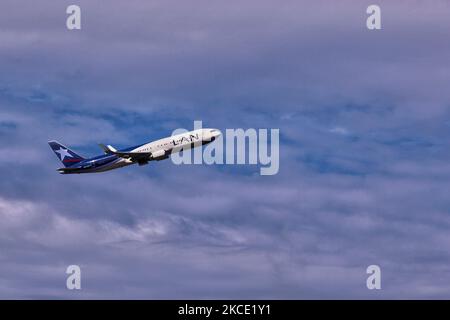 Avion de LAN Airlines vu voler au-dessus de la petite ville de Hanga Roa dans l'île de Pâques, au Chili. (Photo de Creative Touch Imaging Ltd./NurPhoto) Banque D'Images