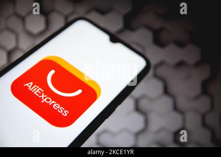 Sur cette photo, un logo AliExpress apparaît sur l'écran d'un smartphone avec un fond d'écran d'ordinateur en arrière-plan à Athènes, Grèce sur 5 mai 2021. (Photo de Nikolas Kokovovlis/NurPhoto) Banque D'Images