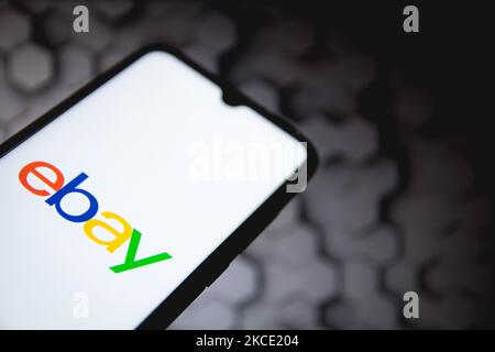 Sur cette photo, un logo Ebay apparaît sur l'écran d'un smartphone avec un papier peint d'ordinateur en arrière-plan à Athènes, Grèce sur 5 mai 2021. (Photo de Nikolas Kokovovlis/NurPhoto) Banque D'Images